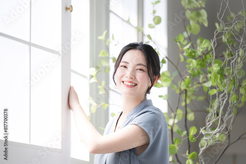 窓辺に立つ外の方を見上げる女性 朝日の中リラックスや早起きのイメージ 春夏の半袖 カメラ目線 Free Download 窓辺に立つ外の方を見上げる女性 朝日の中リラックスや早起きのイメージ 春夏の半袖 カメラ目線 - GFXLoad