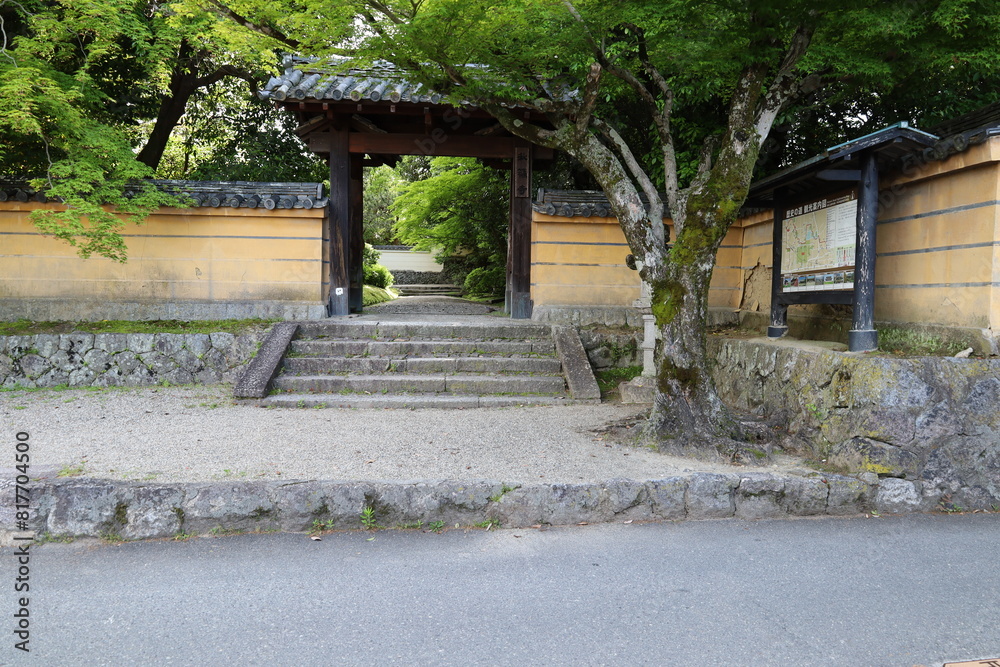 The scene of entrance gates to the precincts of Akishino-dera Temple in Nara City The scene of entrance gates to the precincts of Akishino-dera Temple in Nara City