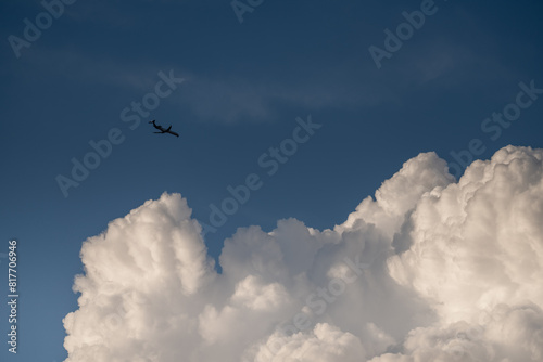 Flugzeug mit Gewitterwolke über Rhein-Main