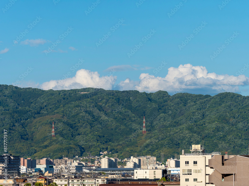 大阪の街並みと山の風景