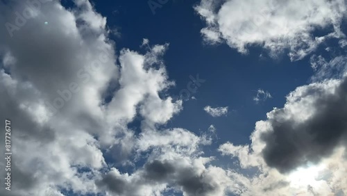 流れる雲と青い空　タイムラプス