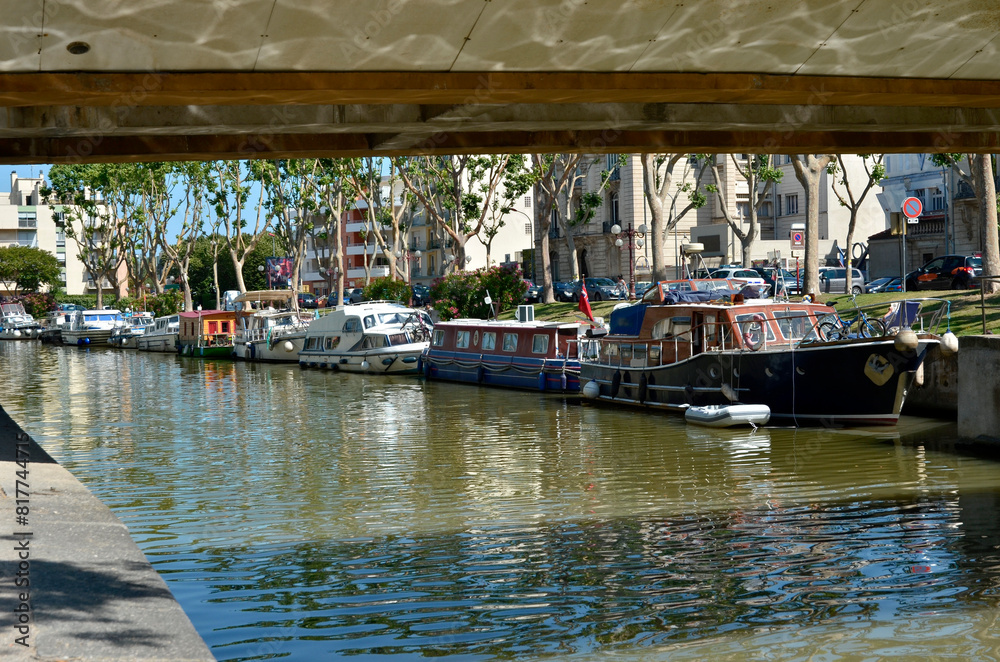 Canal of the Robine (canal de la Robine) and bridge at Narbonne, town located in the Aude department and the region Languedoc-Roussillon in the south of France