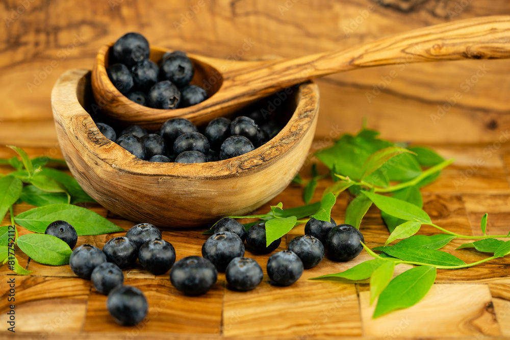 Heidelbeere Vaccinium myrtillus auch Blaubeere genannt auf Olivenholz