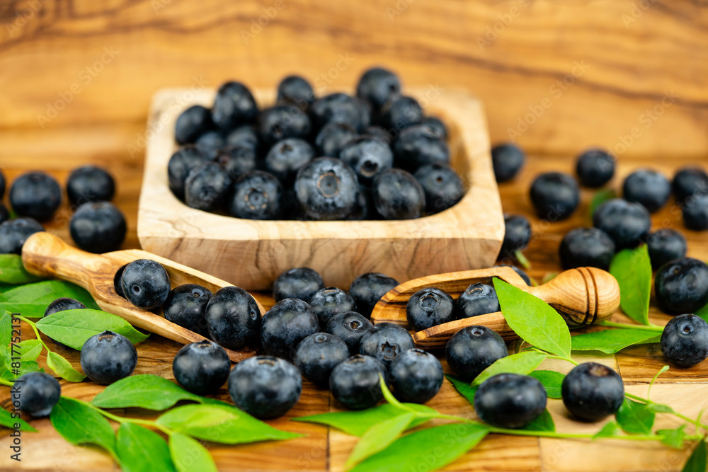 Heidelbeere Vaccinium myrtillus auch Blaubeere genannt auf Olivenholz Heidelbeere Vaccinium myrtillus auch Blaubeere genannt auf Olivenholz