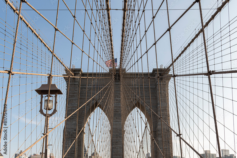 Obraz premium view of the brooklin bridge from the inside