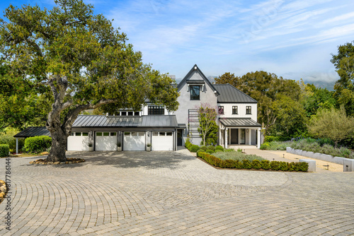 Фотография Sprawling ranch-style home is nestled in a spacious, tree-lined yard