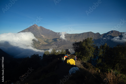 Foto Camping in the mountains with a scenic view of the peak and clouds at dawn