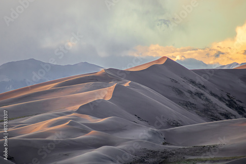Konstfotografi Sunset colors highlighting undulating desert dunes