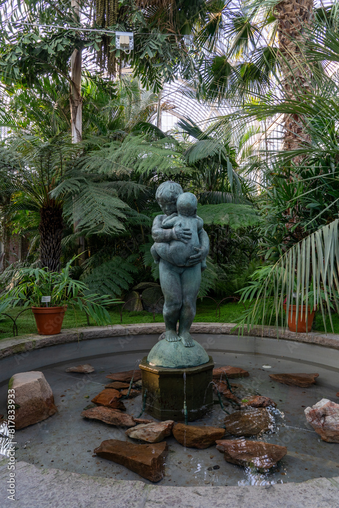 Obraz premium Beautiful fountain featuring a small, intricately designed statue at its center
