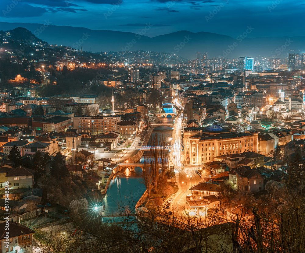 Obraz premium The picturesque cityscape of Sarajevo bathed in the soft glow of twilight invites travelers to explore its historic landmarks and immerse themselves in its captivating atmosphere.