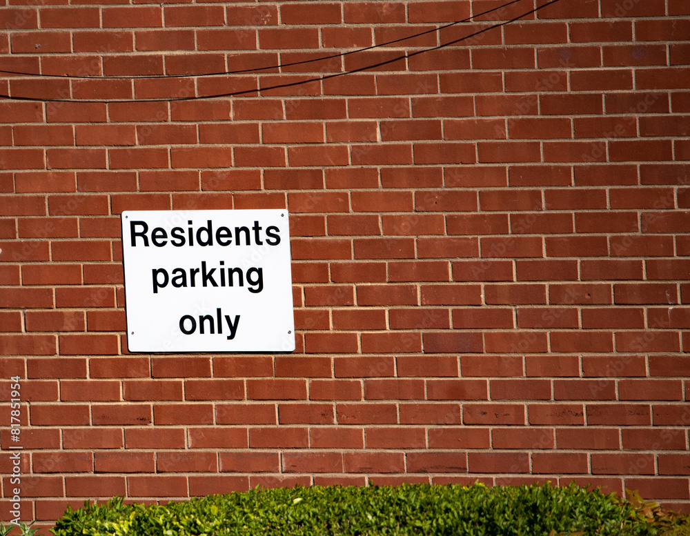 Fototapeta premium Parking only sign on a brick wall
