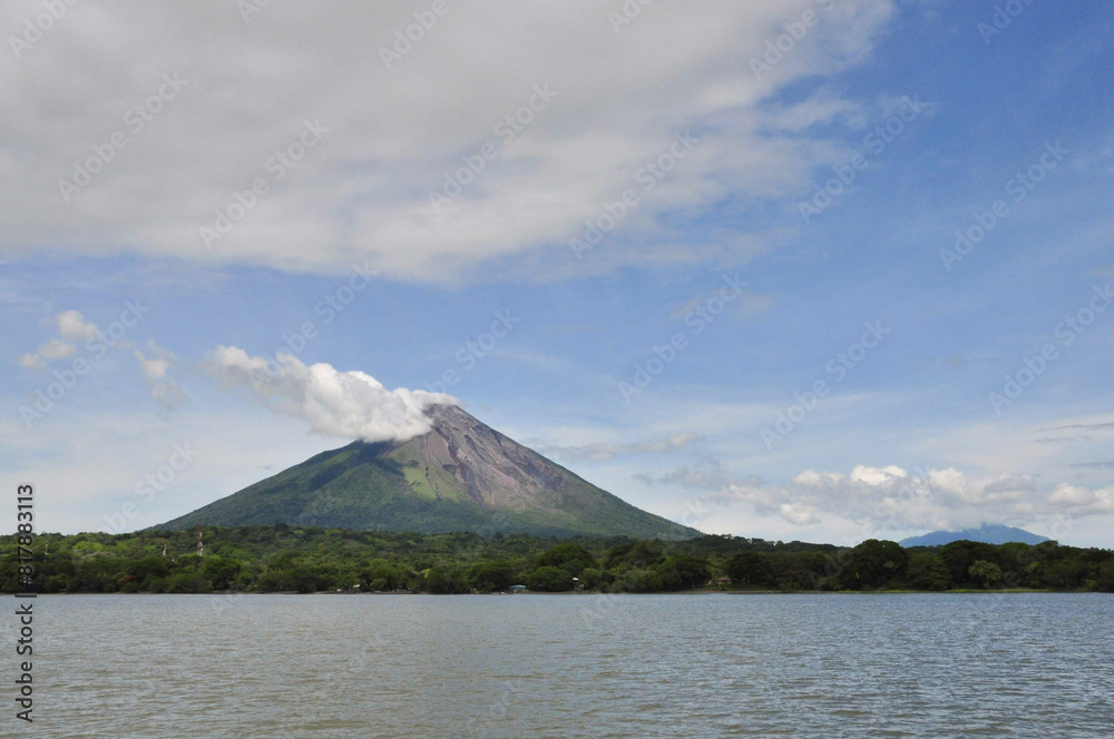 Vistas panorámicas del volcán Concepcion en la isla de ometepe en Nicaragua. Vistas de volcán desde el lago Cocibolca. Vistas panorámicas del volcán Concepcion en la isla de ometepe en Nicaragua. Vistas de volcán desde el lago Cocibolca.