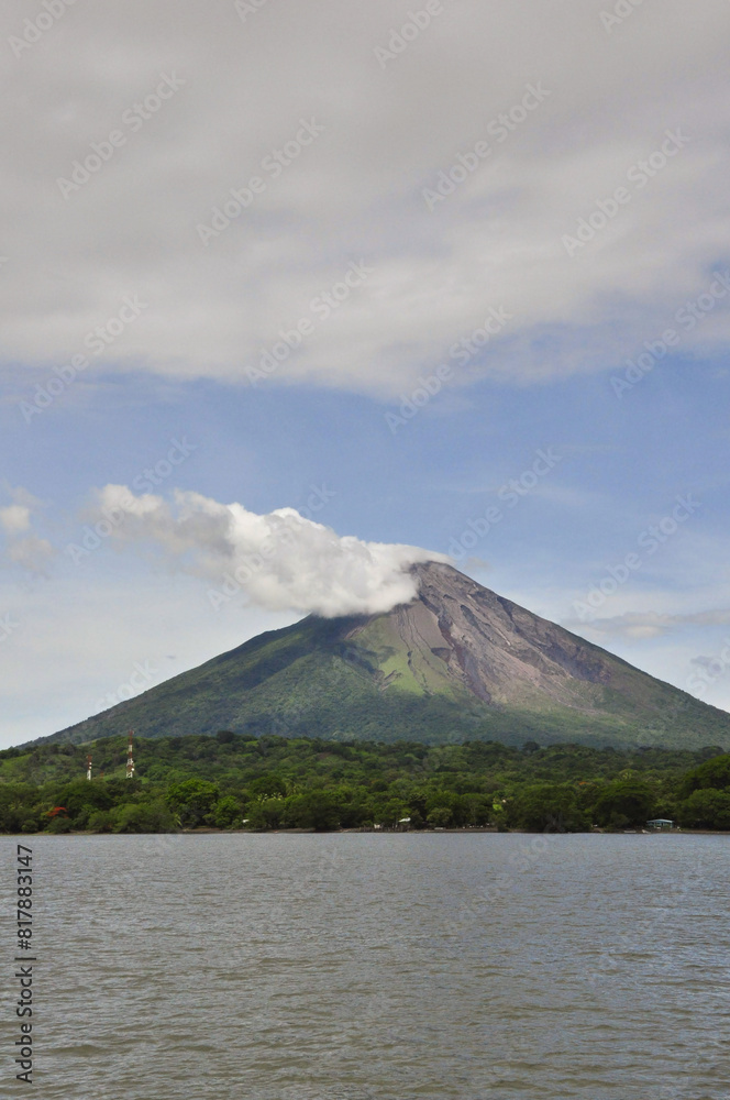 Volcán concepción en la isla de Ometepe en Nicaragua en el lago Cocibolca. Volcán concepción en la isla de Ometepe en Nicaragua en el lago Cocibolca.