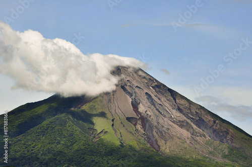 Vistas de la punta del volcán Concepcion en la isla de Ometepe en Nicaragua con nubes. Paisaje del volcan Concepcion.  photo