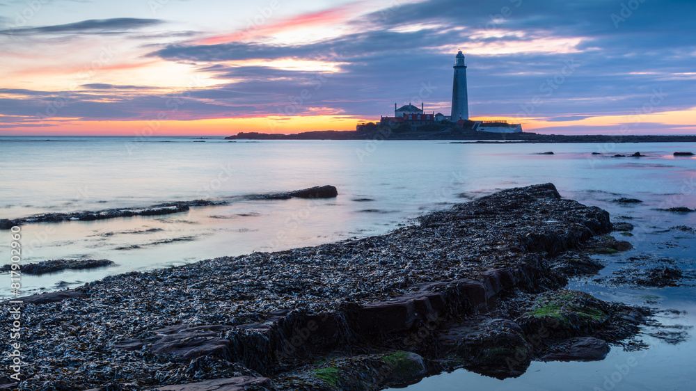 Fototapeta premium Sunrise over St Mary's Lighthouse and island at Whitley Bay on the north east coast of England, UK.