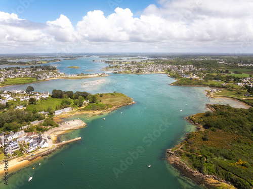 Vue aérienne de la rivière d'etel en Bretagne dans le Morbihan et le pont Lorois en second plan