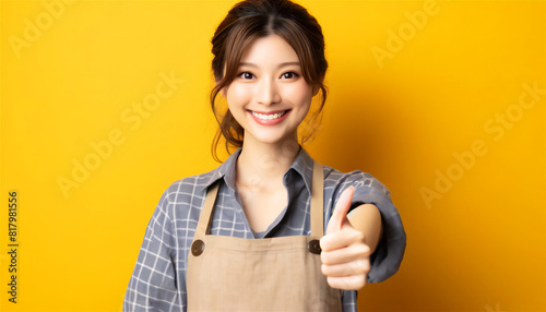 グッドのサインを出す日本人女性