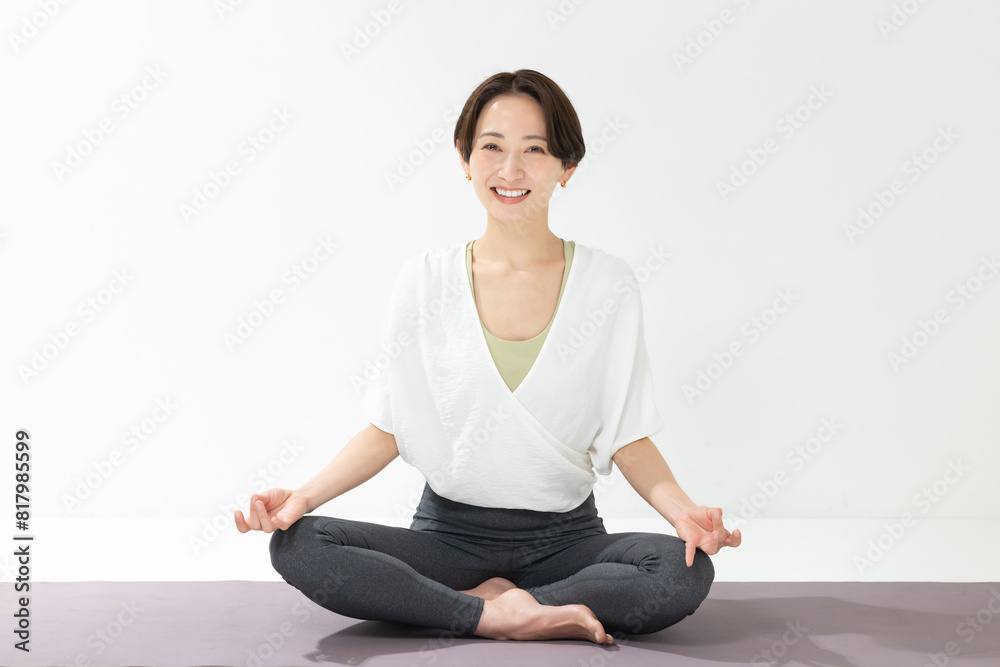 ヨガをする女性 ヨガをする女性