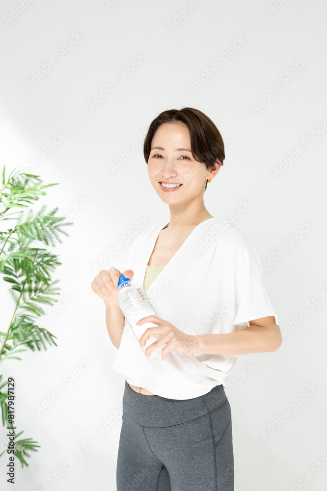 水分補給をする女性 水分補給をする女性