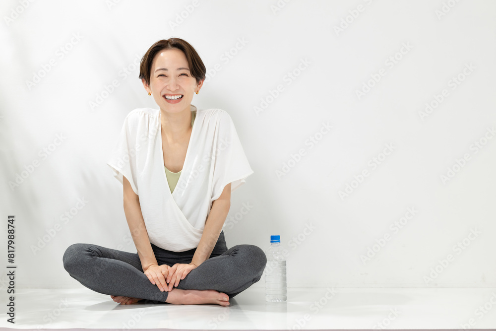 ヨガをする女性 ヨガをする女性