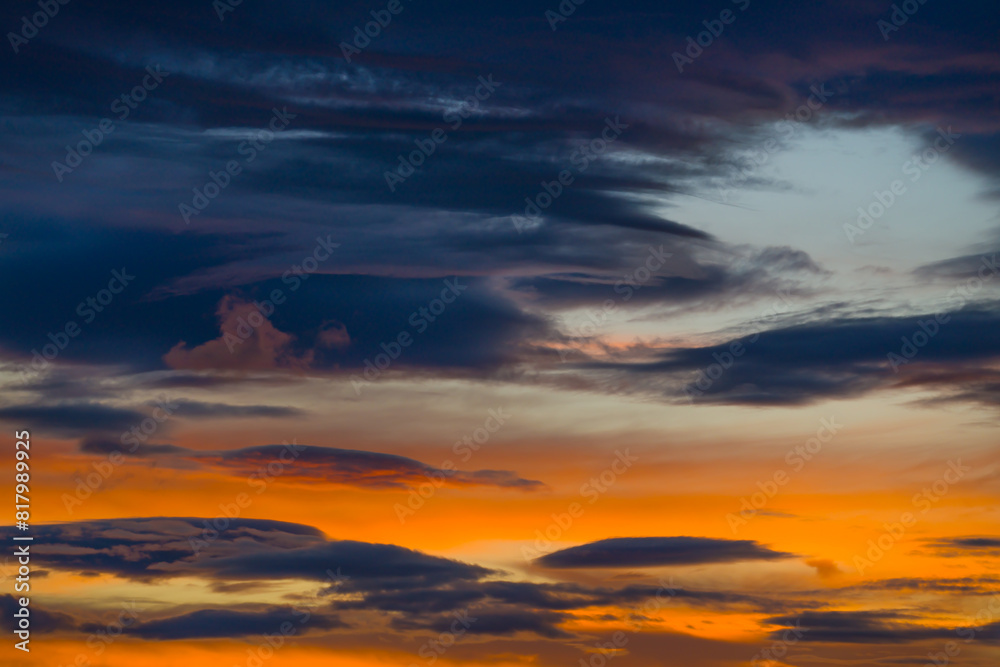 Obraz premium Bizarre colored clouds in the evening sky