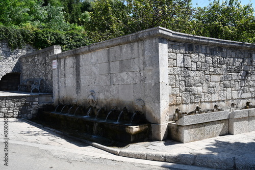 Wallpaper Mural Fontana  (Capodacqua) di sorgente d'acqua naturale . Per bere da un. lato e per lavare panni dall'altro.
Storica costruzione.
All'esterno del paese di San Lupo ( Benevento) Torontodigital.ca