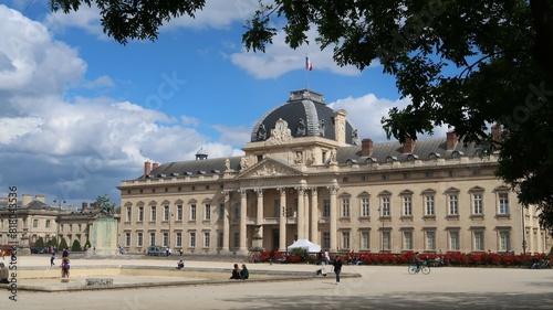 Canvas Print Bâtiment de l’École Militaire à Paris, façade du célèbre monument situé au bout