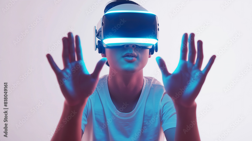 JOVEN UTILIZANDO GAFAS DE REALIDAD VIRTUAL FONDO BLANCO JOVEN UTILIZANDO GAFAS DE REALIDAD VIRTUAL FONDO BLANCO