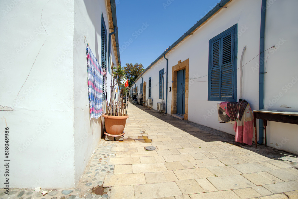 Obraz premium Narrow streets of historical Samanbahce houses in Lefkosa Cyprus in sunny day.