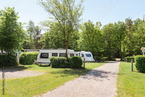 Wohnwagen auf einem idyllischen Campingplatz