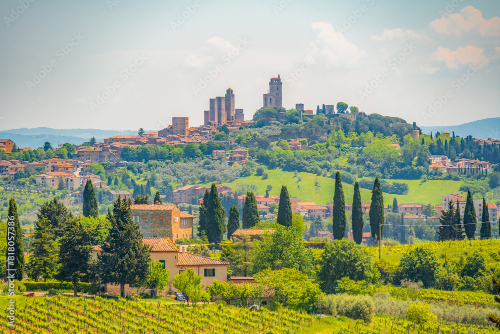 Obraz premium Medieval San Gimignano hill town with skyline of medieval towers, including the stone Torre Grossa. Province of Siena, Tuscany, Italy.