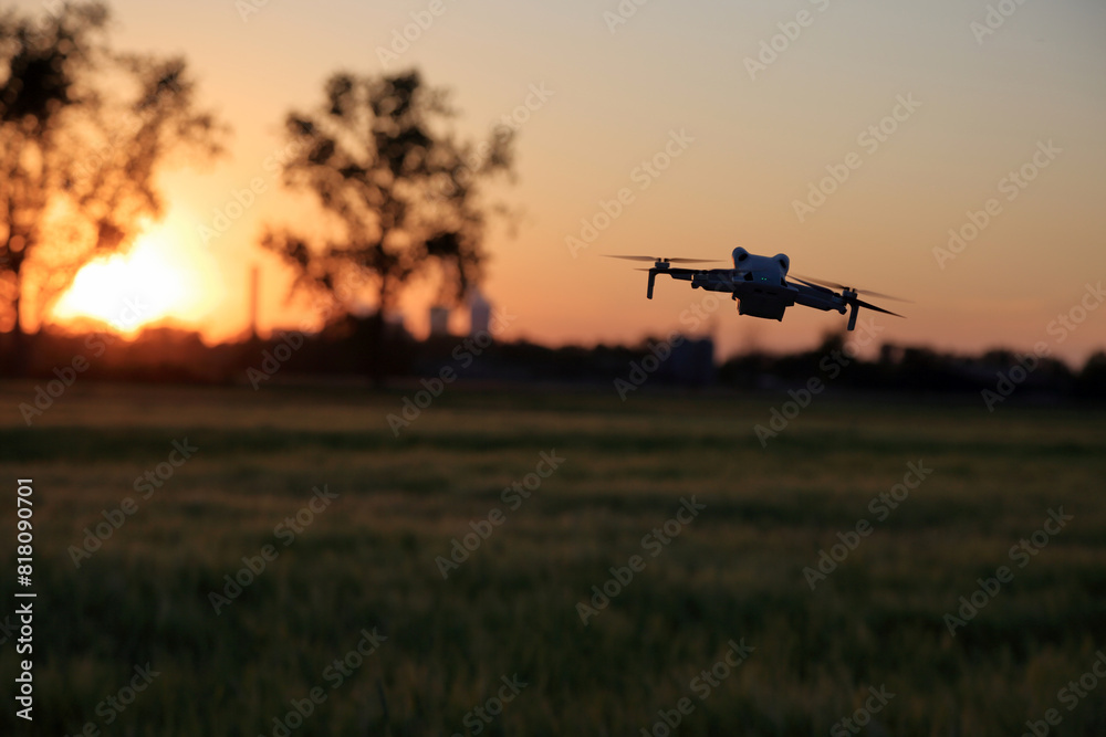 Dron w powietrzu nad polami, w tle zachód słońca. Dron w powietrzu nad polami, w tle zachód słońca.