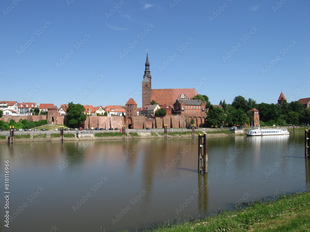 Naklejka premium Elbhafen und Stephanskirche in Tangermünde