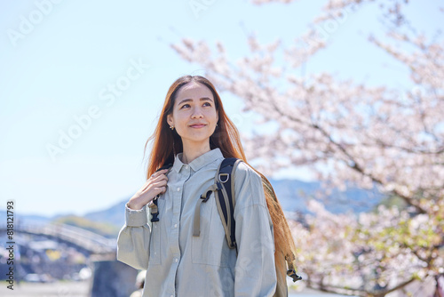 春の一人旅を楽しむ女性外国人バックパッカー