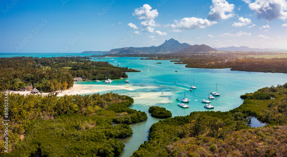 Obraz premium Wyspa Ile aux Cerfs z idylliczną plażą, akwamarynowym morzem i miękkim piaskiem, Ile aux Cerfs, Mauritius, Ocean Indyjski, Afryka. Ile aux Cerf na Mauritiusie, piękna woda i zapierający dech w piersiach krajobraz.