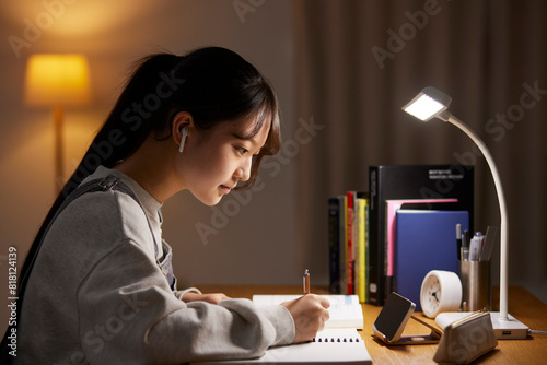 自室にて受験勉強をする女子高生