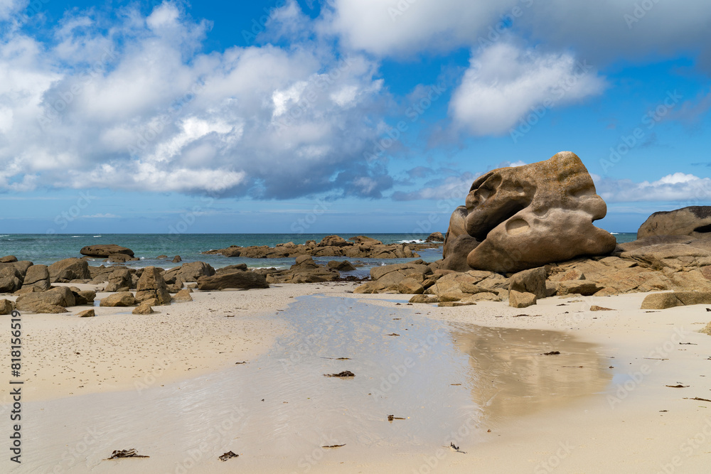 Des rochers massifs parsemant une plage le long de la Côte des Légendes de Bretagne, imprégnée de mystère et de légendes.