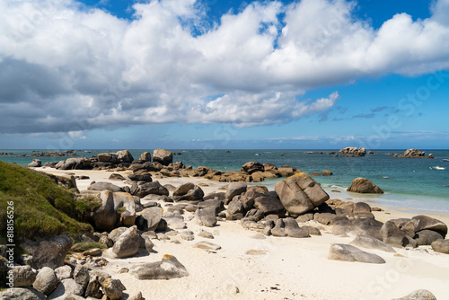 Un jour de printemps au bord de la mer, avec des eaux turquoise sous un ciel très nuageux en Bretagne.