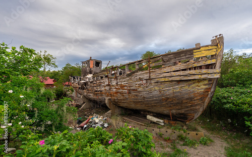 Obraz na płótnie Abandoned old fishing boat, Baltic sea coast w salonie