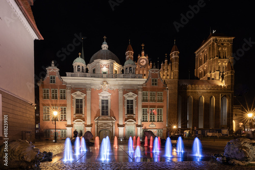 Obraz na płótnie Fountain with illumination against the background of St. Mary's Basilica in Gdańsk w salonie