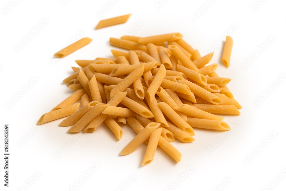 Penne lisce su fondo bianco, tipico formato di pasta italiana, dieta mediterranea 