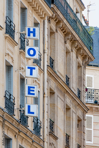 Enseigne avec le mot 'HOTEL' écrit en lettres capitales lumineuses sur la façade d'un immeuble à Paris, France