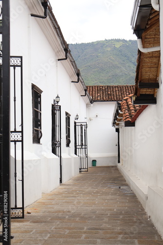 Calle con muros blancos