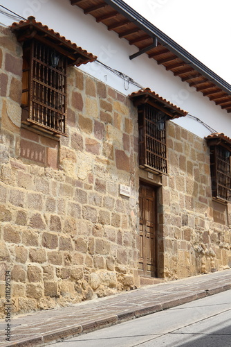 Fachada en piedra y madera de san gil santander