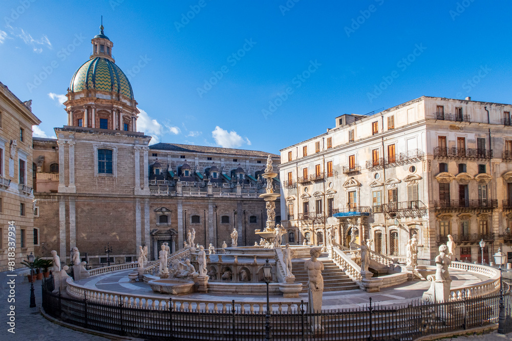 Obraz premium Fountain of shame on baroque Piazza Pretoria, Palermo, Sicily, Italy