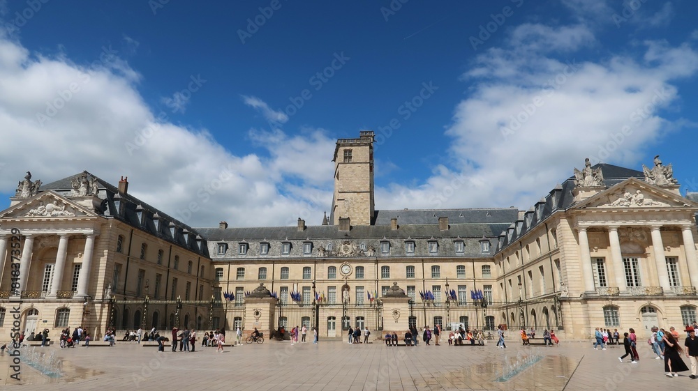Fototapeta premium Palais des Ducs et des États de Bourgogne, siège de l’hôtel de ville / mairie de Dijon, en Côte d’Or / Bourgogne, façade donnant sur la cour d’honneur et la place de la Libération (France)