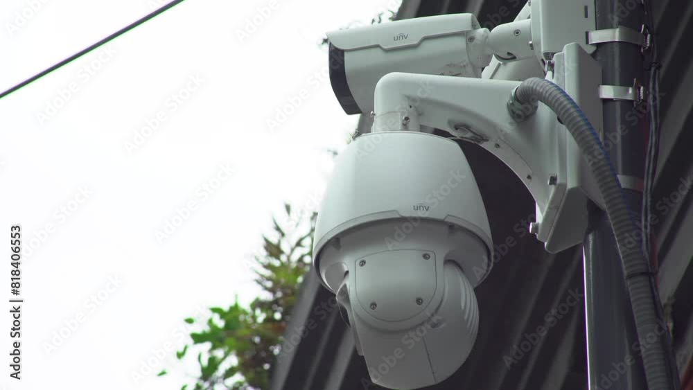 Cámara de seguridad inteligente, con movimiento. Cámara de seguridad blanca. Cámara en exterior. Seguridad, control, previsión, seguros, control social, sociedad de control. Defensa. Alta tecnologia  