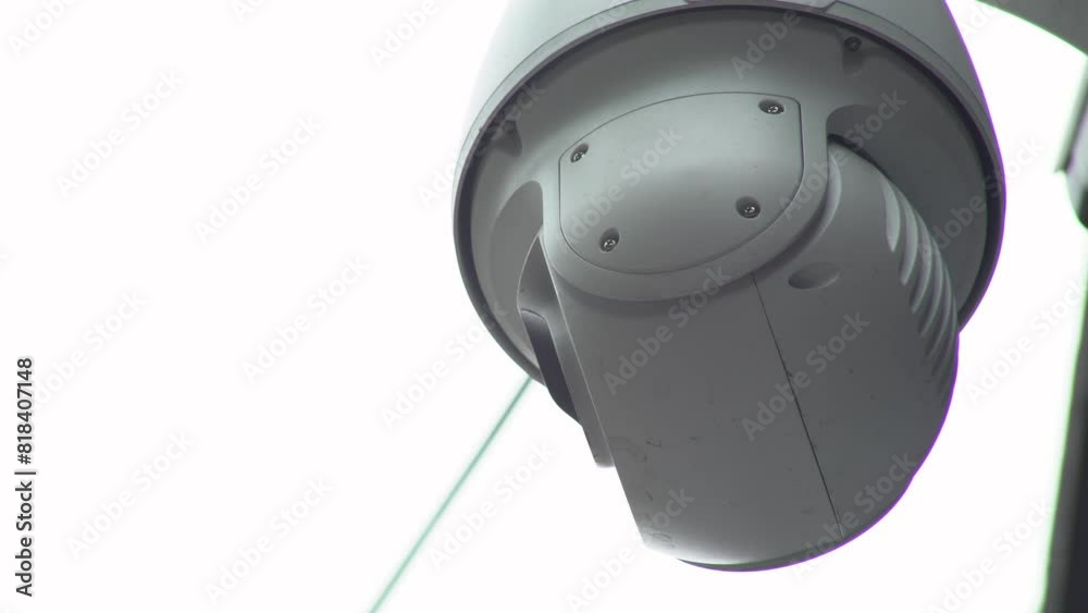 Cámara de seguridad inteligente, con movimiento. Cámara de seguridad blanca. Cámara en exterior. Seguridad, control, previsión, seguros, control social, sociedad de control. Defensa. Alta tecnologia Cámara de seguridad inteligente, con movimiento. Cámara de seguridad blanca. Cámara en exterior. Seguridad, control, previsión, seguros, control social, sociedad de control. Defensa. Alta tecnologia