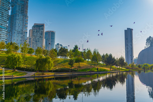 Fototapeta Naklejka Na Ścianę i Meble -  Parque en medio de la ciudad