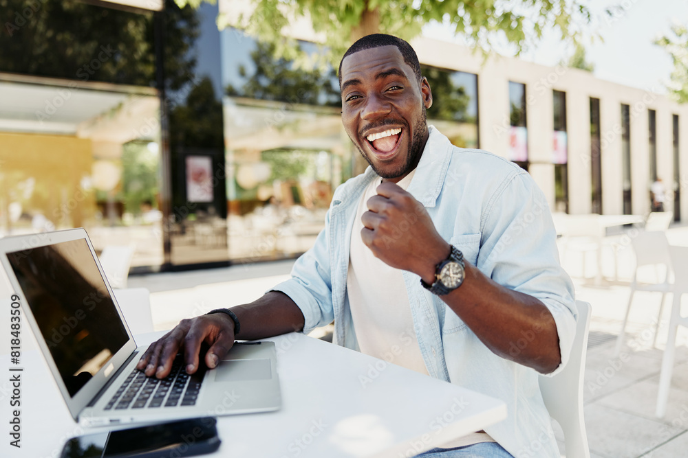 Obraz premium Man person technology happy business male laptop computer